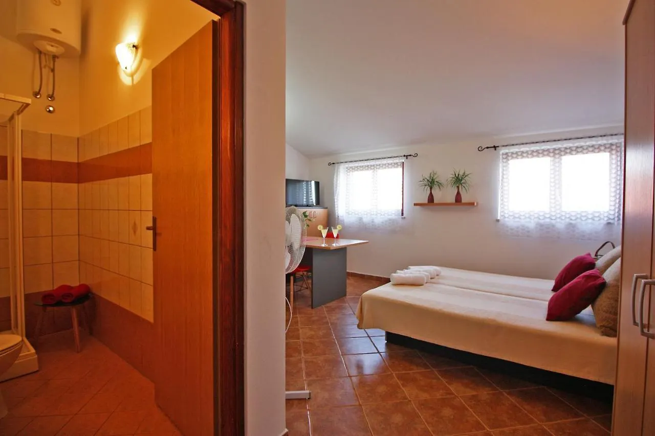 Brijunisol - 3 Apartments Top Position Near The Beautiful Beach Fažana Kroatien